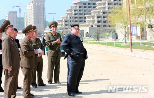 【서울=뉴시스】김정은 북한 국무위원장 겸 조선노동당 위원장이 원산 갈마 해안관광지구 건설현장을 시찰했다고 조선중앙TV가 26일 보도했다. 2018.05.26. (사진=조선중앙TV 캡처) photo@newsis.com