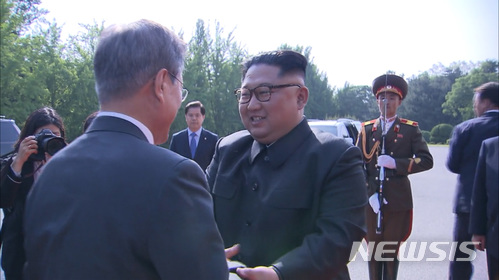 【서울=뉴시스】 문재인 대통령이 26일 오후 북측 통일각에서 김정은 국무위원회 위원장과 회담을 마치고 나서며 악수하고 있다. 2018.05.26. (사진 =청와대 제공 영상 캡쳐)&nbsp; photo@newsis.com