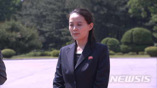 【서울=뉴시스】 26일 오후 판문점 북측 통일각 앞에 김여정 노동당 중앙위원회 제1부부장이 문재인 대통령을 기다리고 있다. 2018.05.26. (사진 =청와대 제공 영상 캡쳐)&nbsp; photo@newsis.com