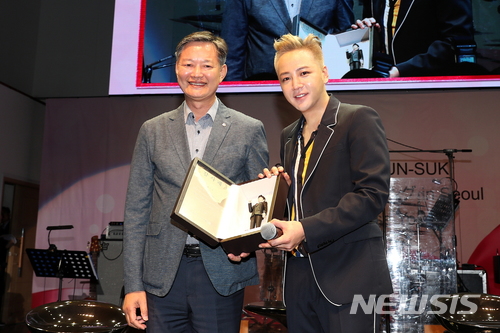 【서울=뉴시스】26일 서울 KBS아레나 팬미팅 현장에서 한류스타 장근석(오른쪽)과 민민홍 한국관광공사 국제관광본부장이 포즈를 취했다. (사진=관광공사 제공)