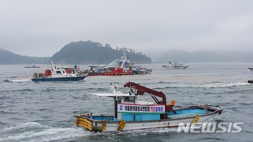 [창원=뉴시스] 홍정명 기자 = 27일 경남도는 여름철 적조와 고수온 피해 발생 시 어민들의 부담을 덜어주고 가입률을 높이기 위해 양식수산물 재해보험 가입 지원제도를 개선하고, 가입 지원금도 확대했다고 밝혔다.사진은 2017년 7월 7일 남해안 적조 발생 해역에서 선박을 동원해 황토방제작업을 하고 있는 모습.2018.05.27.(사진=경남도 제공) photo@newsis.com