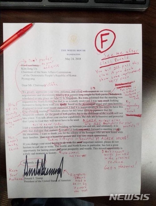 【서울=뉴시스】도널드 트럼프 미국 대통령이 김정은 북한 국무위원장에게 보낸 공개서한을 첨삭하는 놀이가 해외 네티즌들 사이 유행하고 있다. 사진은 한 네티즌이 서한에 F 학점을 매긴 모습. <출처: 트위터> 2018.5.27.
