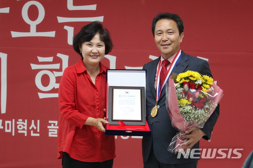 【구미=뉴시스】박홍식 기자 = 자유한국당 이양호 구미시장 후보가 '제26회 21세기 대한민국을 빛낸 한국인물대상'을 수상한 뒤 27일 구미 선거사무소에서 상패를 들고 기념사진을 찍고 있다. 2018.05.27 (사진=이양호 캠프 제공) photo@newsis.com