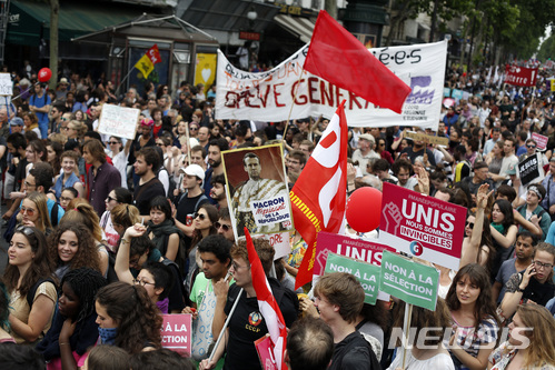 【파리=AP/뉴시스】파리에서 26일 에마뉘엘 마크롱 대통령의 경제정책에 항의하는 수천명의 항의 시위가 열린 가운데 시위대원들이 파리 시내를 가두행진하고 있다. 2018.5.27 