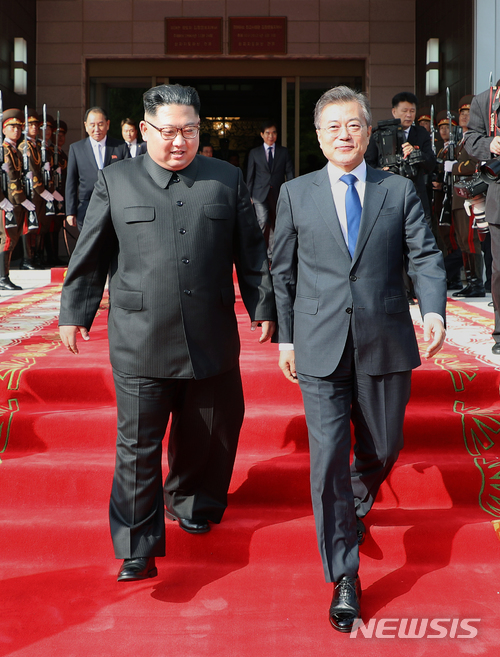 【서울=뉴시스】문재인 대통령이 김정은 국무위원장과 26일 오후 판문점 북측 통일각에서 제2차 남북정상회담을 마치고 걸어나오고 있다. 2018.05.27. (사진=청와대 제공) photo@newsis.com