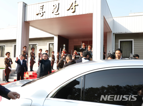 【서울=뉴시스】김정은 국무위원장이 26일 오후 판문점 북측 통일각에서 제2차 남북정상회담을 마치고 떠나는 문재인 대통령의 차량에 손을 들어 인사하고 있다. 2018.05.27. (사진=청와대 제공)&nbsp; photo@newsis.com