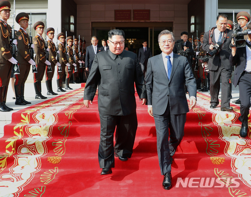 【서울=뉴시스】문재인 대통령이 김정은 국무위원장과 2018년 5월 26일 오후 판문점 북측 통일각에서 제2차 남북정상회담을 마치고 걸어나오고 있다. 2018.05.27. (사진=청와대 제공) photo@newsis.com