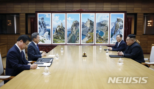 【서울=뉴시스】문재인 대통령이 김정은 국무위원장과 26일 오후 판문점 북측 통일각에서 제2차 남북정상회담을 하고 있다. 2018.05.27. (사진=청와대 제공)&nbsp; photo@newsis.com 