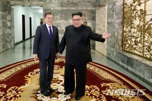 【서울=뉴시스】문재인 대통령이 김정은 국무위원장과 26일 오후 판문점 북측 통일각 회담장으로 제2차 남북정상회담을 위해 이동하고 있다. 2018.05.27. (사진=청와대 제공) photo@newsis.com