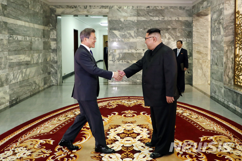 【서울=뉴시스】문재인 대통령이 김정은 국무위원장과 26일 오후 판문점 북측 통일각에서 제2차 남북정상회담에 앞서 악수하고 있다. 2018.05.27. (사진=청와대 제공)&nbsp; photo@newsis.com 