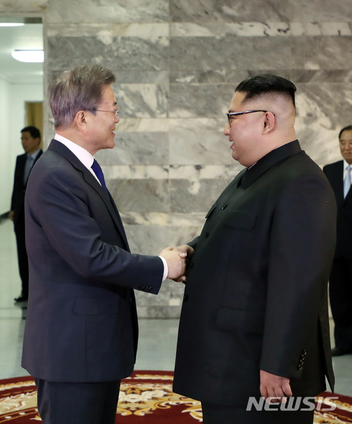 【서울=뉴시스】문재인 대통령이 김정은 국무위원장과 26일 오후 판문점 북측 통일각에서 제2차 남북정상회담에 앞서 악수하고 있다. 2018.05.27. (사진=청와대 제공) photo@newsis.com