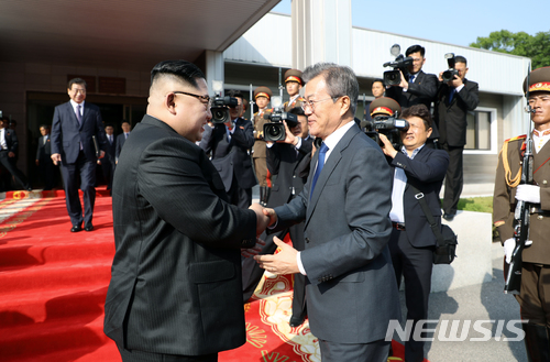 【서울=뉴시스】문재인 대통령이 김정은 국무위원장과 26일 오후 판문점 북측 통일각에서 제2차 남북정상회담을 마치고 악수하고 있다. 2018.05.27. (사진=청와대 제공) photo@newsis.com