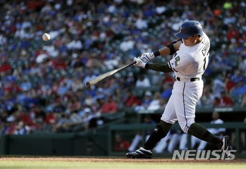【알링턴=AP/뉴시스】 27일(한국시간) 미국 텍사스주 알링턴의 글로브 라이프 파크에서 열린 캔자스시티 로열스와의 경기에서 연장 10회말 끝내기 홈런을 때려내고 있는 텍사스 레인저스의 추신수.