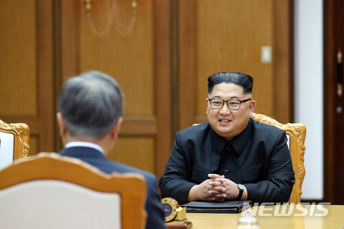【서울=뉴시스】문재인 대통령이 김정은 국무위원장과 26일 오후 판문점 북측 통일각에서 제2차 남북정상회담을 하고 있다. 2018.05.27. (사진=청와대 제공) photo@newsis.com