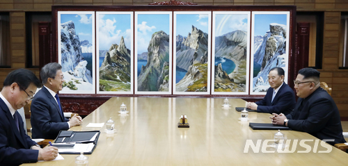 【서울=뉴시스】문재인 대통령이 김정은 국무위원장과 26일 오후 판문점 북측 통일각에서 제2차 남북정상회담을 하고 있다. 2018.05.27. (사진=청와대 제공) photo@newsis.com