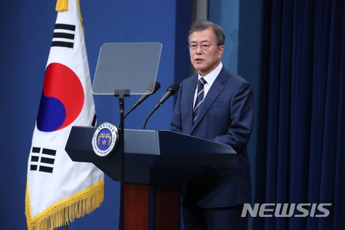 【서울=뉴시스】전신 기자 = 문재인 대통령이 27일 청와대 춘추관 대브리핑룸에서 2차 남북정상회담 결과를 발표하고 있다. 2018.05.27.&nbsp; photo1006@newsis.com 