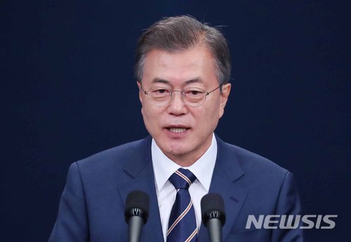 【서울=뉴시스】전신 기자 = 문재인 대통령이 27일 청와대 춘추관 대브리핑룸에서 2차 남북정상회담 결과를 발표하고 있다. 2018.05.27.&nbsp; photo1006@newsis.com