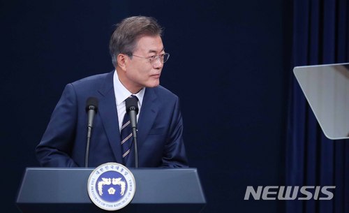 【서울=뉴시스】전신 기자 = 문재인 대통령이 27일 청와대 춘추관 대브리핑룸에서 2차 남북정상회담 결과를 발표한 후 기자들의 질문을 받고 있다. 2018.05.27. photo1006@newsis.com