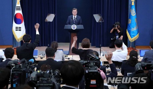 【서울=뉴시스】전신 기자 = 문재인 대통령이 27일 청와대 춘추관 대브리핑룸에서 2차 남북정상회담 결과를 발표한 후 기자들의 질문을 받고 있다. 2018.05.27. photo1006@newsis.com