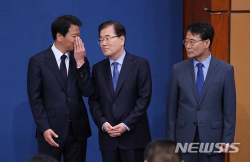 【서울=뉴시스】전신 기자 = 27일 청와대 춘추관 대브리핑룸에서 임종석(왼쪽) 비서실장과 정의용 국가안보실장이 대화를 나누고 있다. 오른쪽은 장하성 정책실장. 2018.05.27. photo1006@newsis.com