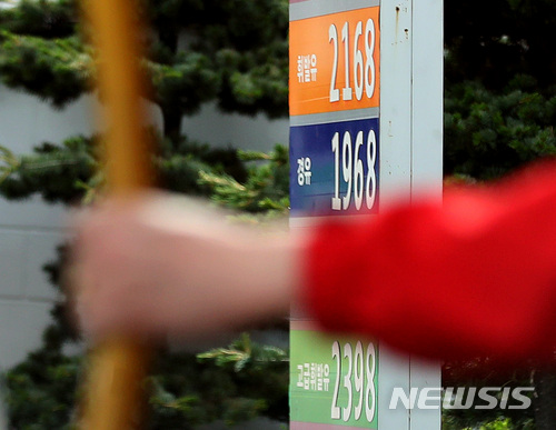 【서울=뉴시스】김진아 기자 = 27일 한국석유공사 유가정보 서비스 오피넷에 따르면 국내 유가는 전국 평균 ℓ당 휘발유 1600원을 돌파했다. 휘발유 가격은 지난 4월 셋째 주부터 꾸준히 상승했으며, 가격은 2014년 12월 마지막 주 1594.9원 이후 3년 5개월 만에 가장 높은 수치를 기록했다. 사진은 이날 서울 한 주유소 기름값 시세판의 모습. 2018.05.27.&nbsp; bluesoda@newsis.com