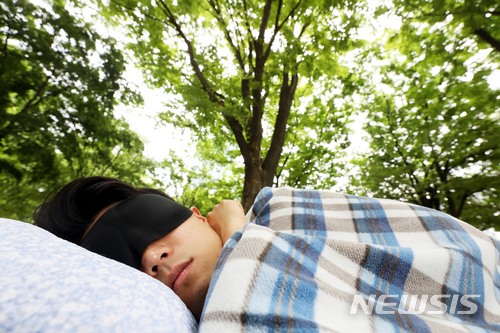 【서울=뉴시스】임태훈 기자 = 27일 오전 서울 성동구 서울숲에서 열린 유한킴벌리, '우푸푸 숲속 꿀잠대회'에서 참가자들이 잠을 자고 있다.&nbsp; 이번 대회는 취업과 학업, 아르바이트 등으로 잠 잘 시간마저 쪼개는 청춘들을 위로하고, 잠을 통해 여유를 가져보자는 취지로 기획됐다. 2018.05.27.&nbsp; taehoonlim@newsis.com