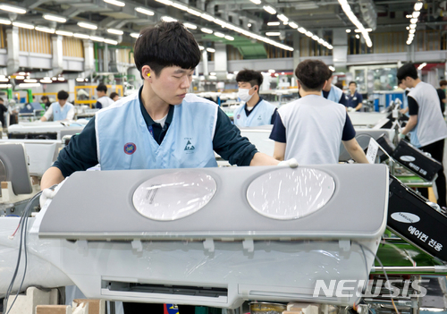 【광주=뉴시스】이창우 기자 = 27일 에어컨 판매 성수기를 앞두고 삼성전자 광주사업장의 '무풍에에컨' 생산라인이 주말도 잊은 채 풀가동 되고 있다. 광주 광산구 오선동에 위치한 삼성전자 광주사업장 에어컨 생산라인에서 직원들이 '무풍에어컨' 생산을 위해 구슬땀을 흘리고 있다. 2018.05.27. (사진=삼성전자 제공)&nbsp; lcw@newsis.com 