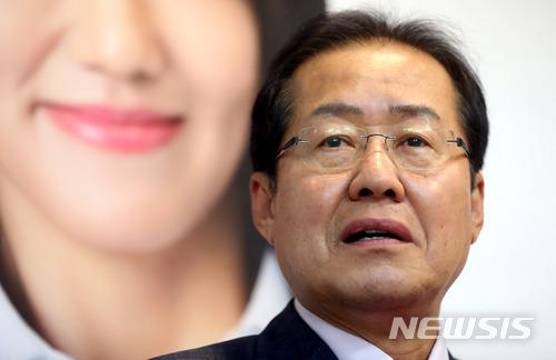 【서울=뉴시스】임태훈 기자 = 홍준표 자유한국당 대표가 27일 오후 서울 노원구 강연재 자유한국당 국회의원 후보 선거사무소 개소식에 참석, 축사를 하고 있다. 2018.05.27. taehoonlim@newsis.com