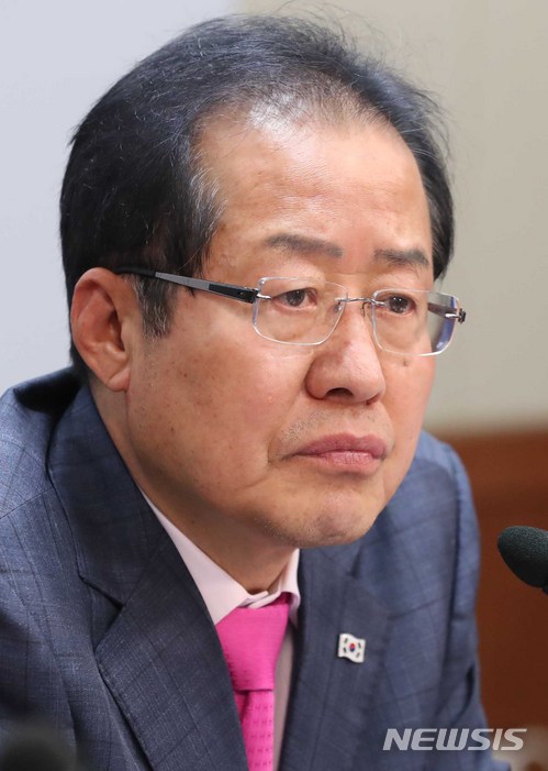 【서울=뉴시스】고승민 기자 = 자유한국당 홍준표 대표가 27일 오후 서울 여의도 당사 회의실에서 문재인 대통령의 2차 남북정상회담 결과 발표 관련 기자회견을 하고 있다. 2018.05.27. kkssmm99@newsis.com