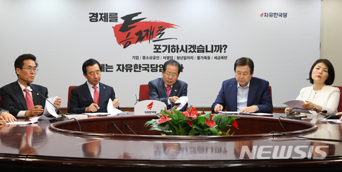 【서울=뉴시스】고승민 기자 = 자유한국당 홍준표(가운데) 대표가 27일 오후 서울 여의도 당사 회의실에서 문재인 대통령의 2차 남북정상회담 결과 발표 관련 기자회견을 하고 있다. 왼쪽 두번째부터 김성태 원내대표, 홍 대표, 김무성 의원. 2018.05.27. kkssmm99@newsis.com