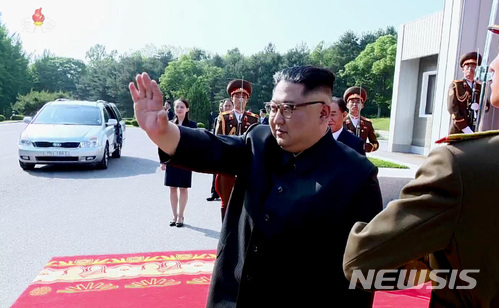 【서울=뉴시스】조선중앙TV는 26일 열린 문재인 대통령과 김정은 국무위원장의 두 번째 정상회담 영상을 27일 공개했다.사진은 회담을 마치고 김정은 위원장이 문재인 대통령을 배웅하는 모습. 2018.05.27. (사진=조선중앙TV 캡쳐) photo@newsis.com