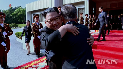 【서울=뉴시스】조선중앙TV는 26일 열린 문재인 대통령과 김정은 국무위원장의 두 번째 정상회담 영상을 27일 공개했다.사진은 회담을 마치고 문재인 대통령과 김정은 위원장이 포옹하는 모습. 2018.05.27. (사진=조선중앙TV 캡쳐) photo@newsis.com