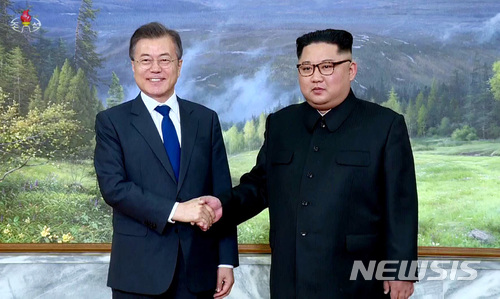 【서울=뉴시스】조선중앙TV는 26일 열린 문재인 대통령과 김정은 국무위원장의 두 번째 정상회담 영상을 27일 공개했다. 사진은 문재인 대통령과 김정은 위원장이 악수하는 모습. 2018.05.27. (사진=조선중앙TV 캡쳐) photo@newsis.com