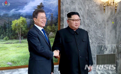 【서울=뉴시스】조선중앙TV는 26일 열린 문재인 대통령과 김정은 국무위원장의 두 번째 정상회담 영상을 27일 공개했다.&nbsp; 사진은 악수하는 문재인 대통령과 김정은 위원장의 모습. 2018.05.27. (사진=조선중앙TV 캡쳐)&nbsp; photo@newsis.com