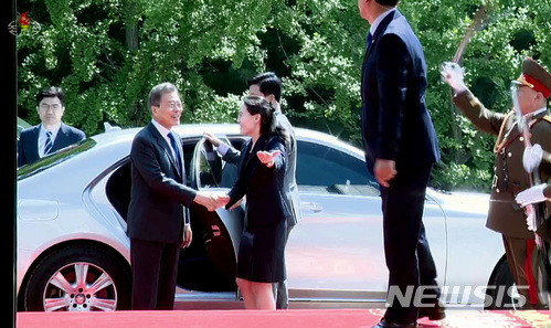【서울=뉴시스】조선중앙TV는 26일 열린 문재인 대통령과 김정은 국무위원장의 두 번째 정상회담 영상을 27일 공개했다. 사진은 문 대통령이 판문점 북측 통일각에 도착, 김 위원장의 동생 김여정 북한 노동당 중앙위원회 제1부부장과 인사를 나누는 모습이다. 문 대통령은 이날 보안을 위해 평소 자주 이용하지 않는 은색 벤츠 차량에 탄 것으로 추정된다. 2018.05.27. (사진=조선중앙TV 캡쳐) photo@newsis.com