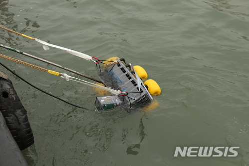 바닷물 속에 잠겨있는 해수전지 모습