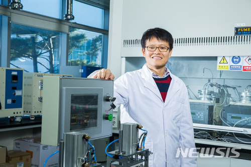 【울산=뉴시스】구미현 기자= 세계 최초로 해수전지 개발에 성공한 김영식 UNIST 교수 (사진=UNIST 제공)photo@newsis.com