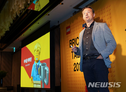 【서울=뉴시스】마이클 에베센 레고코리아 대표는 28일 "다음 세대를 위한 노력의 일환으로 올해를 시작으로 2030년까지 전 제품을 친환경 소재 플라스틱 브릭으로 대체할 것"이라고 말했다.에베센 대표는 이날 서울 포시즌스호텔에서 레고 브릭 탄생 60주년을 기념해 '브릭 토크 2018' 기자간담회를 가진 자리에서 이같이 밝혔다.2018.5.28(사진=레고코리아 제공) photo@newsis.com