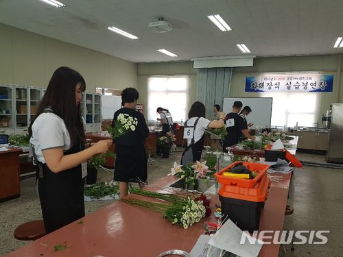 【안동=뉴시스】류상현 기자 = 제43년차 경북FFK 전진대회가 28일 김천생명과학고에서 열린 가운데 학생들이 화훼장식 실력을 겨루고 있다. 2018.05.28 (사진=경북교육청 제공) photo@newsis.com