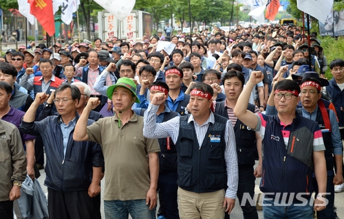 【전주=뉴시스】강인 기자 = 28일 민주노총 전북본부가 전주시 효자동 더불어민주당 전북도당 앞 도로에서 최저임금법을 개정하며 최저임금 산입 범위를 확대하는 것을 반대하는 집회를 열고 있다. 2018.05.28kir1231@newsis.com