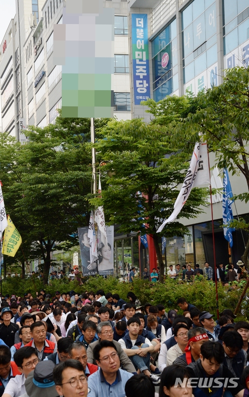 【전주=뉴시스】강인 기자 = 28일 민주노총 전북본부가 전주시 효자동 더불어민주당 전북도당 앞에서 최저임금 산입 범위 확대를 반대하는 집회를 열고 있다. 2018.05.28kir1231@newsis.com