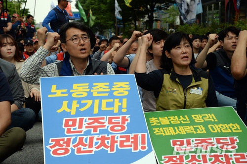 【전주=뉴시스】강인 기자 = 28일 민주노총 전북본부가 전주시 효자동 더불어민주당 전북도당 앞에서 여당을 향해 최저임금 산입 범위 확대를 반대하는 집회를 열고 있다. 2018.05.28kir1231@newsis.com
