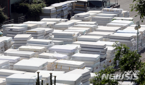 【천안=뉴시스】강종민 기자 = 방사능 물질 `라돈`이 검출돼 사회적 파장을 일으킨 대진침대 매트리스가 수거중인 가운데 28일 오전 천안시 서북구 대진침대 본사 앞마당에 수거된 매트리스가 가득 쌓여 있다. 2018.05.28.&nbsp; ppkjm@newsis.com