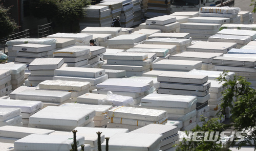 【천안=뉴시스】강종민 기자 = 방사능 물질 `라돈`이 검출돼 사회적 파장을 일으킨 대진침대 매트리스가 수거중인 가운데 28일 오전 천안시 서북구 대진침대 본사 앞마당에 수거된 매트리스가 가득 쌓여 있다. 2018.05.28. ppkjm@newsis.com