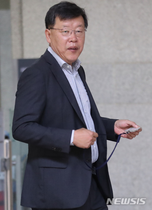 【서울=뉴시스】이영환 기자 = 박상범 전 삼성전자서비스 대표이사가 지난달 28일 오전 서울 서초구 서울중앙지검에 피의자 신분으로 출석하고 있다. 2018.05.28.&nbsp; 20hwan@newsis.com