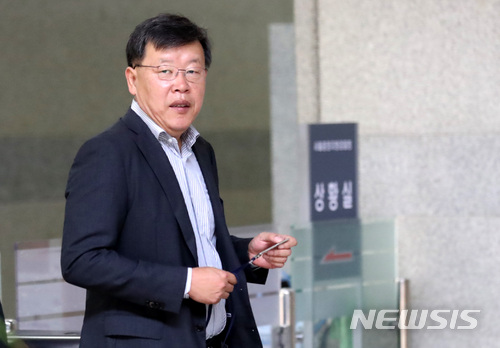 【서울=뉴시스】이영환 기자 = 박상범 전 삼성전자서비스 대표이사가 지난 28일 오전 서울 서초구 서울중앙지검에 피의자 신분으로 출석하고 있다. 2018.05.28. 20hwan@newsis.com