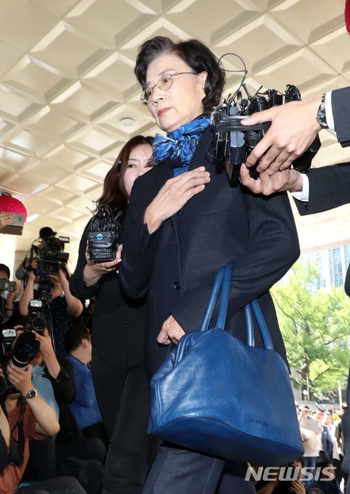 '갑질' 이명희 이사장 경찰 출석…"죄송하다"만 7번