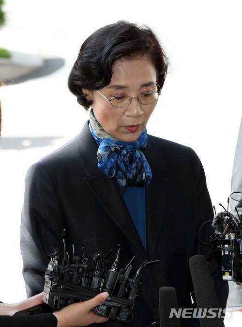 【서울=뉴시스】고범준 기자 = 폭행과 폭언, 업무방해 혐의를 받고 있는 조양호 한진그룹 회장 부인 이명희 씨가?조사를 받기 위해 28일 오전 서울 종로구 서울지방경찰청 광역수사대에 출석하고 있다. 2018.05.28.&nbsp; bjko@newsis.com