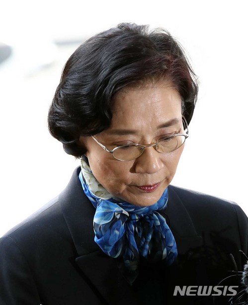 【서울=뉴시스】고범준 기자 = 폭행과 폭언, 업무방해 혐의를 받고 있는 조양호 한진그룹 회장 부인 이명희 씨가?조사를 받기 위해 28일 오전 서울 종로구 서울지방경찰청 광역수사대에 출석하고 있다. 2018.05.28.&nbsp; bjko@newsis.com