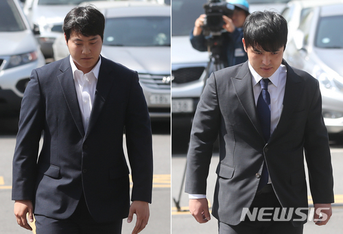 【인천=뉴시스】임태훈 기자 = 성폭행 의혹을 받고 있는 넥센 히어로즈 조상우(왼쪽), 박동원이 28일 오전 인천 남동경찰서로 출석하고 있다. 이들은 지난23일 인천 시내 모 호텔에서 술에 취한 여성을 성폭행한 혐의를 받고 있다. 2018.05.28. taehoonlim@newsis.com
